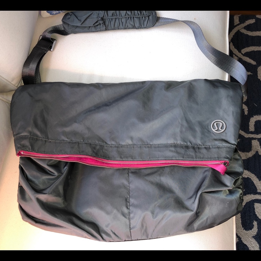 Lululemon gym messenger bag